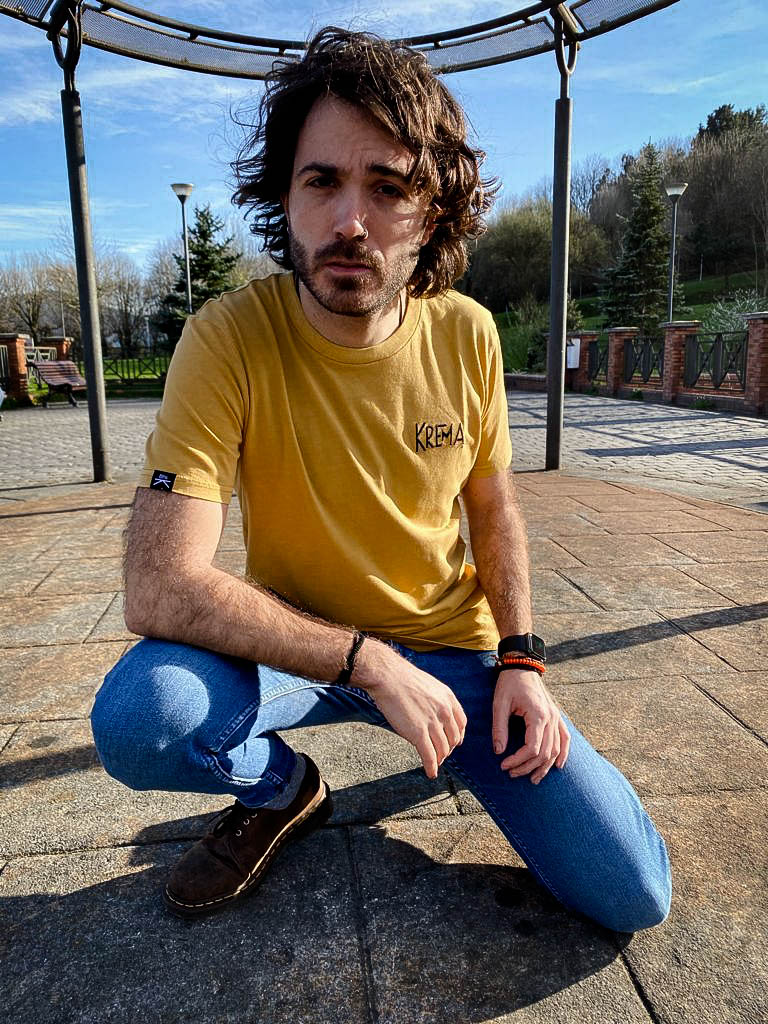 CAMISETA KREMA MUSTARD BORDADO NEGRO