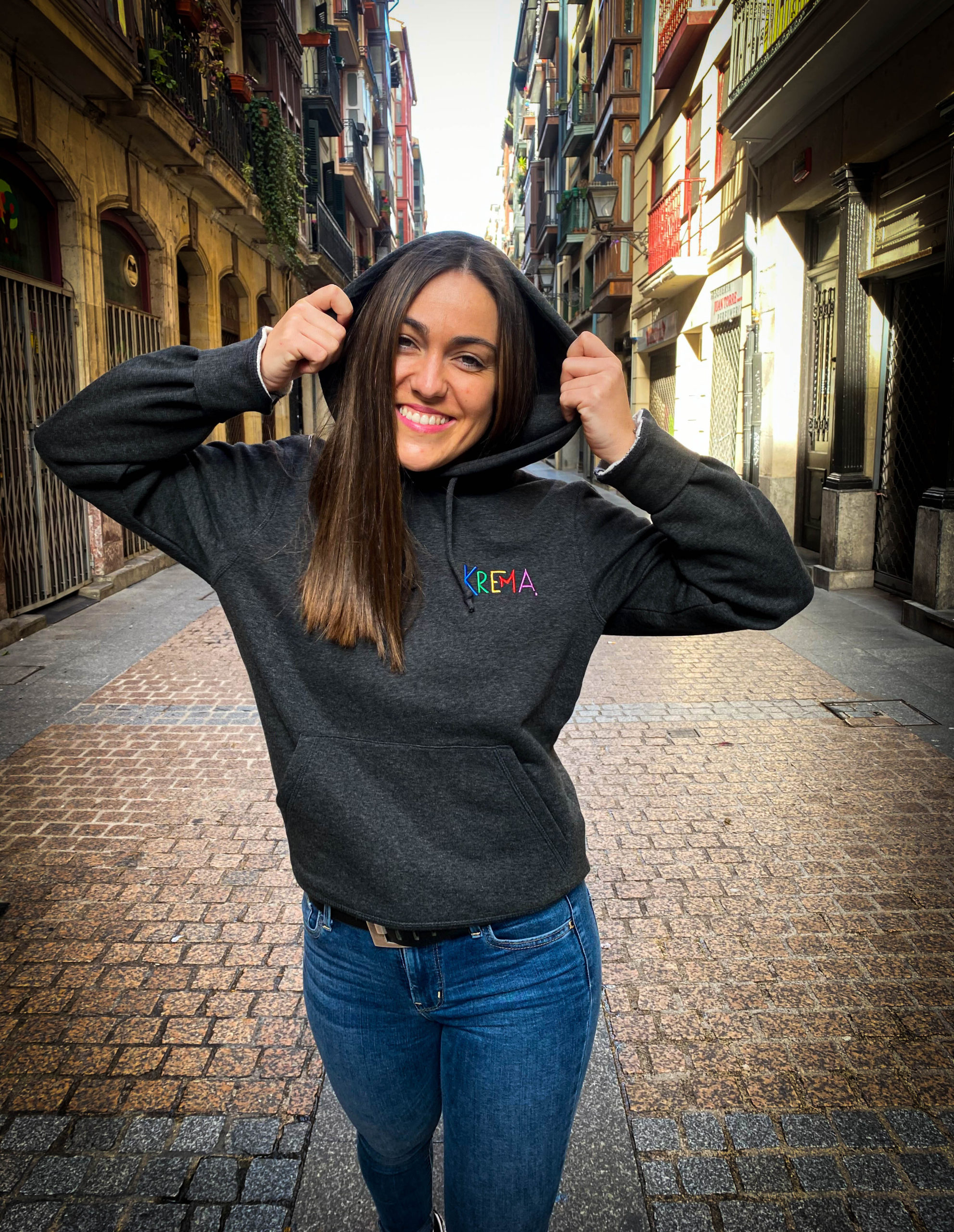 SUDADERA KREMA GRIS BORDADO COLOR