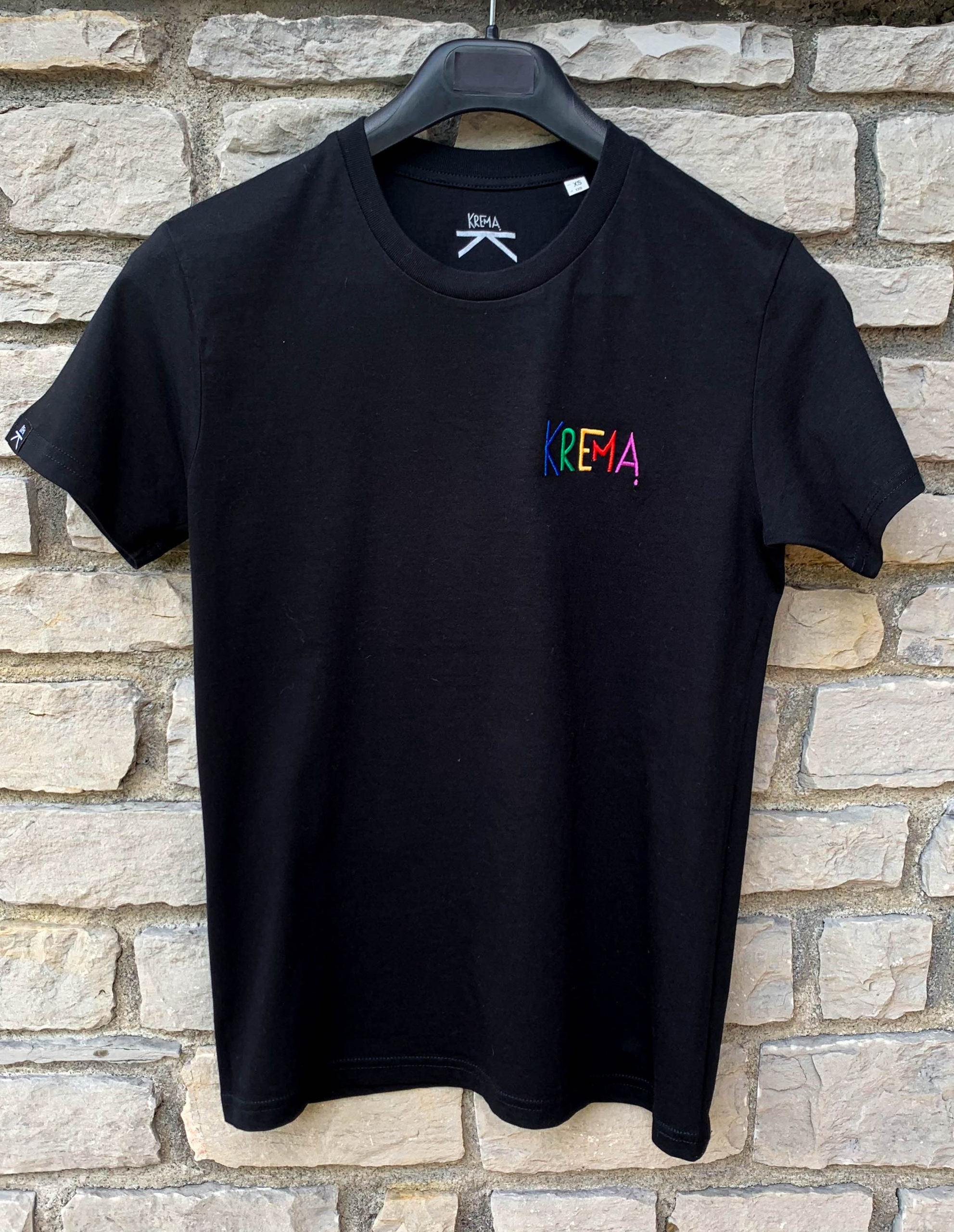 CAMISETA KREMA NEGRO BORDADO COLOR