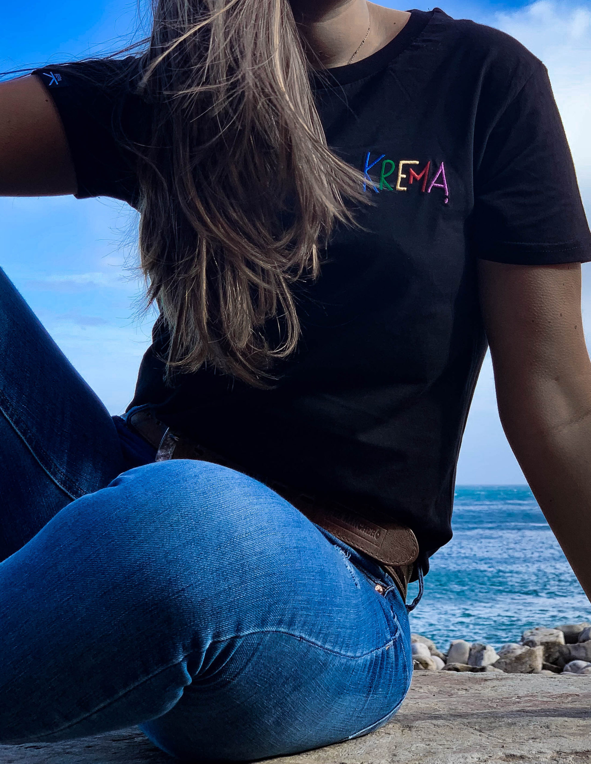 CAMISETA KREMA NEGRO BORDADO COLOR