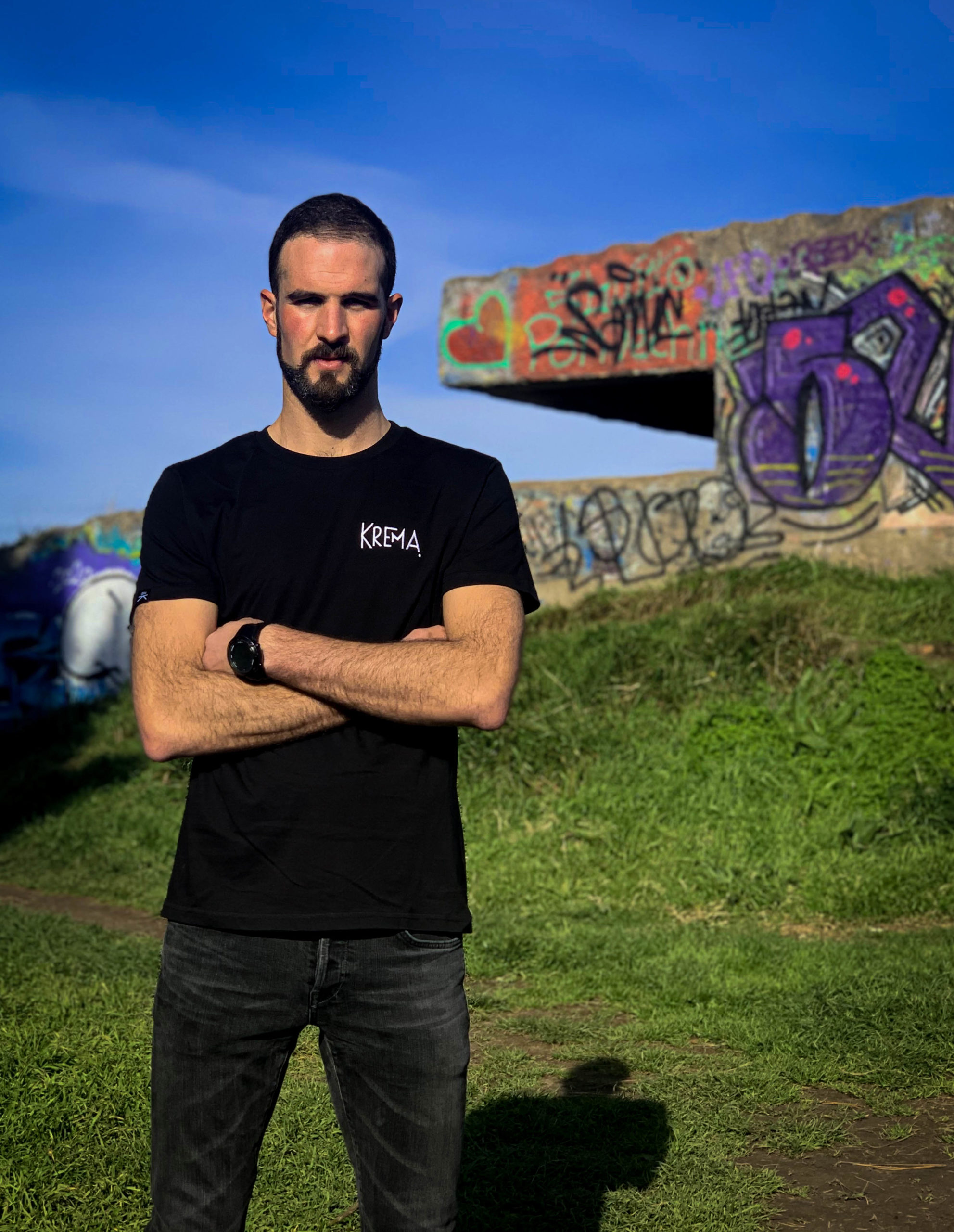 CAMISETA KREMA NEGRO BORDADO BLANCO