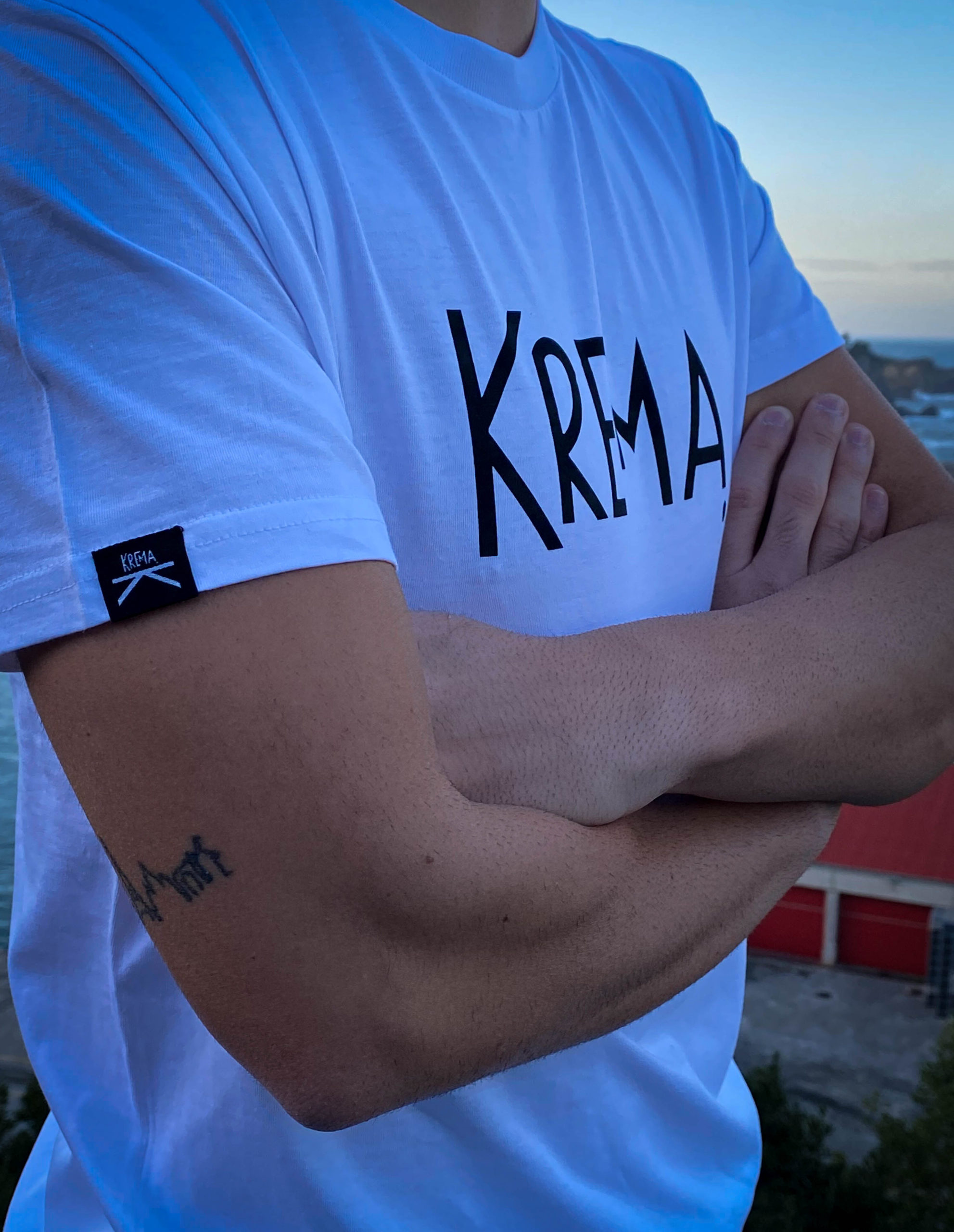 CAMISETA KREMA BLANCO SERIGRAFIADO NEGRO
