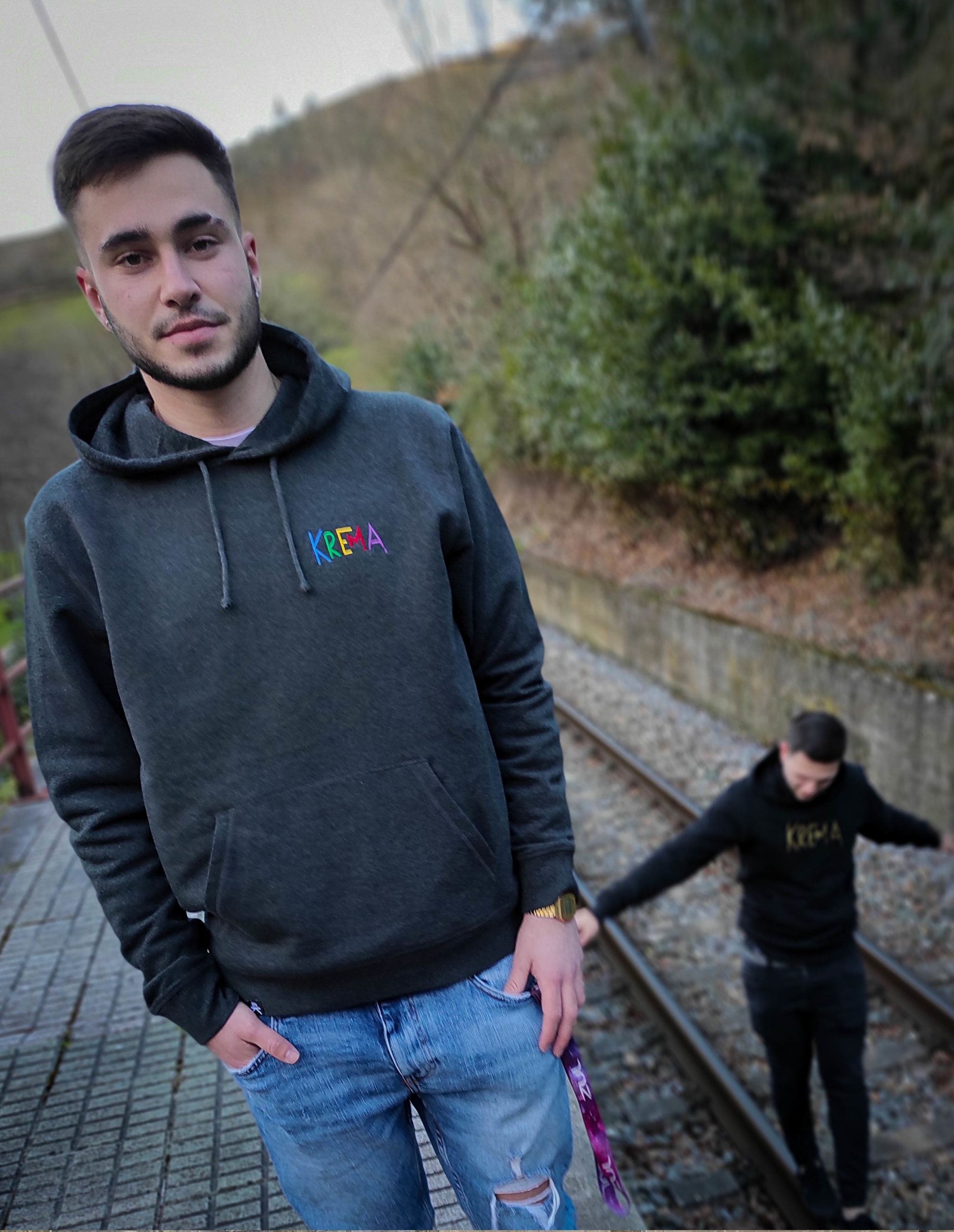 SUDADERA KREMA GRIS BORDADO COLOR