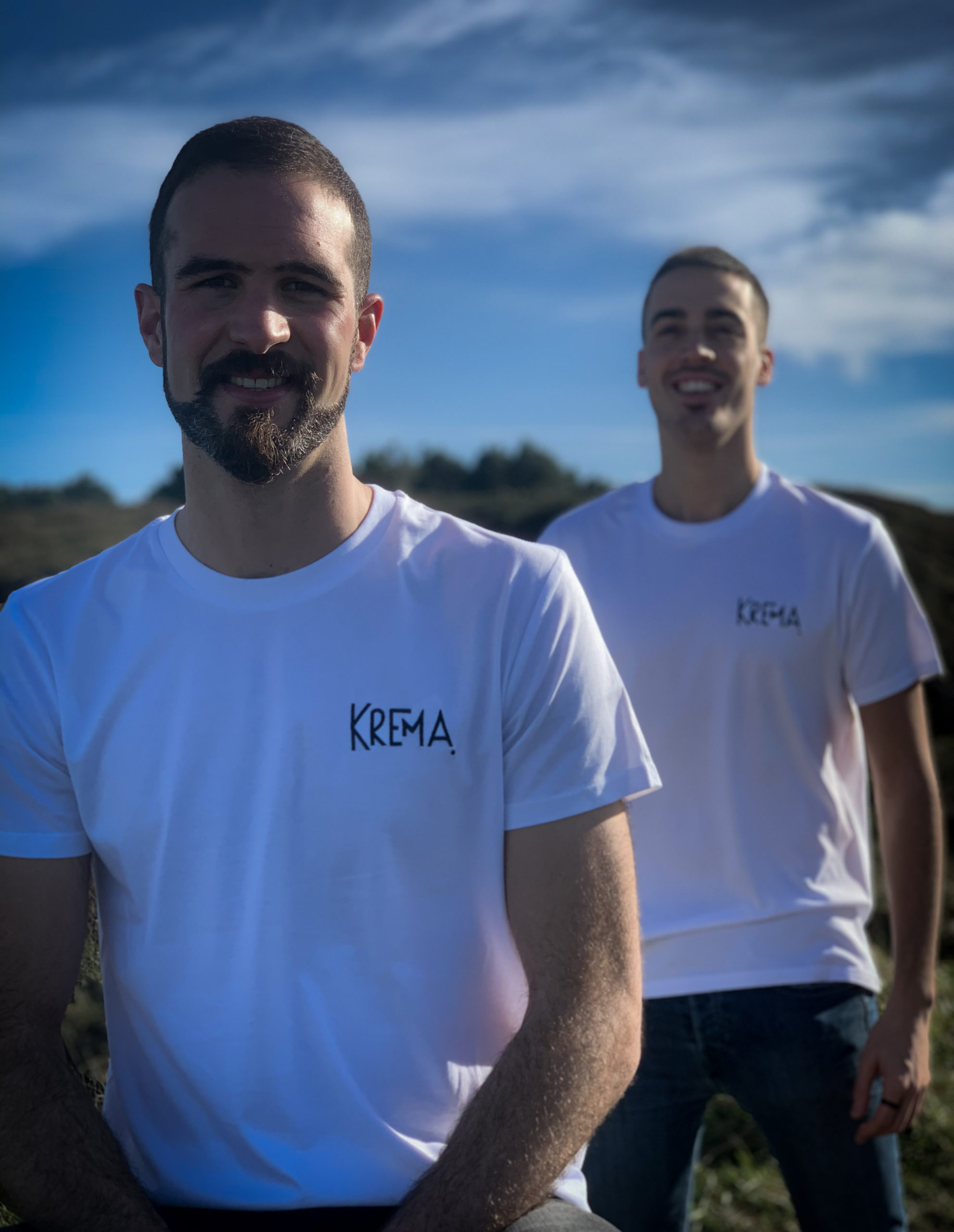 CAMISETA KREMA BLANCO BORDADO NEGRO