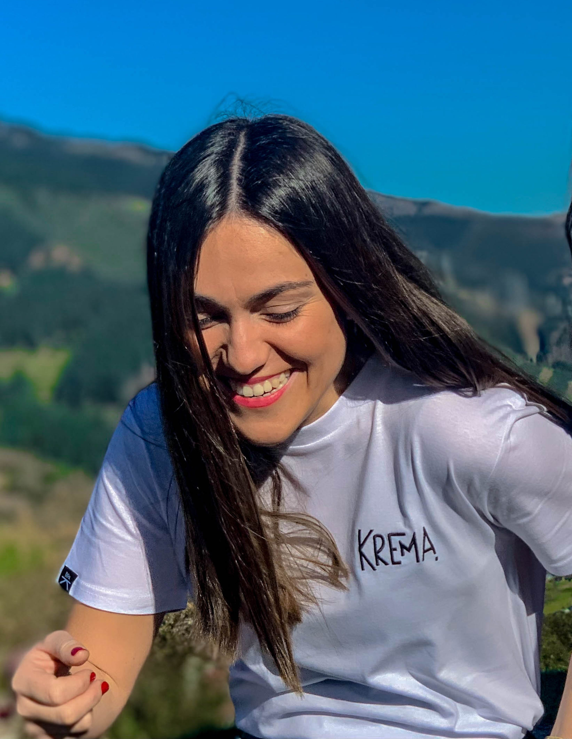 CAMISETA KREMA BLANCO BORDADO NEGRO