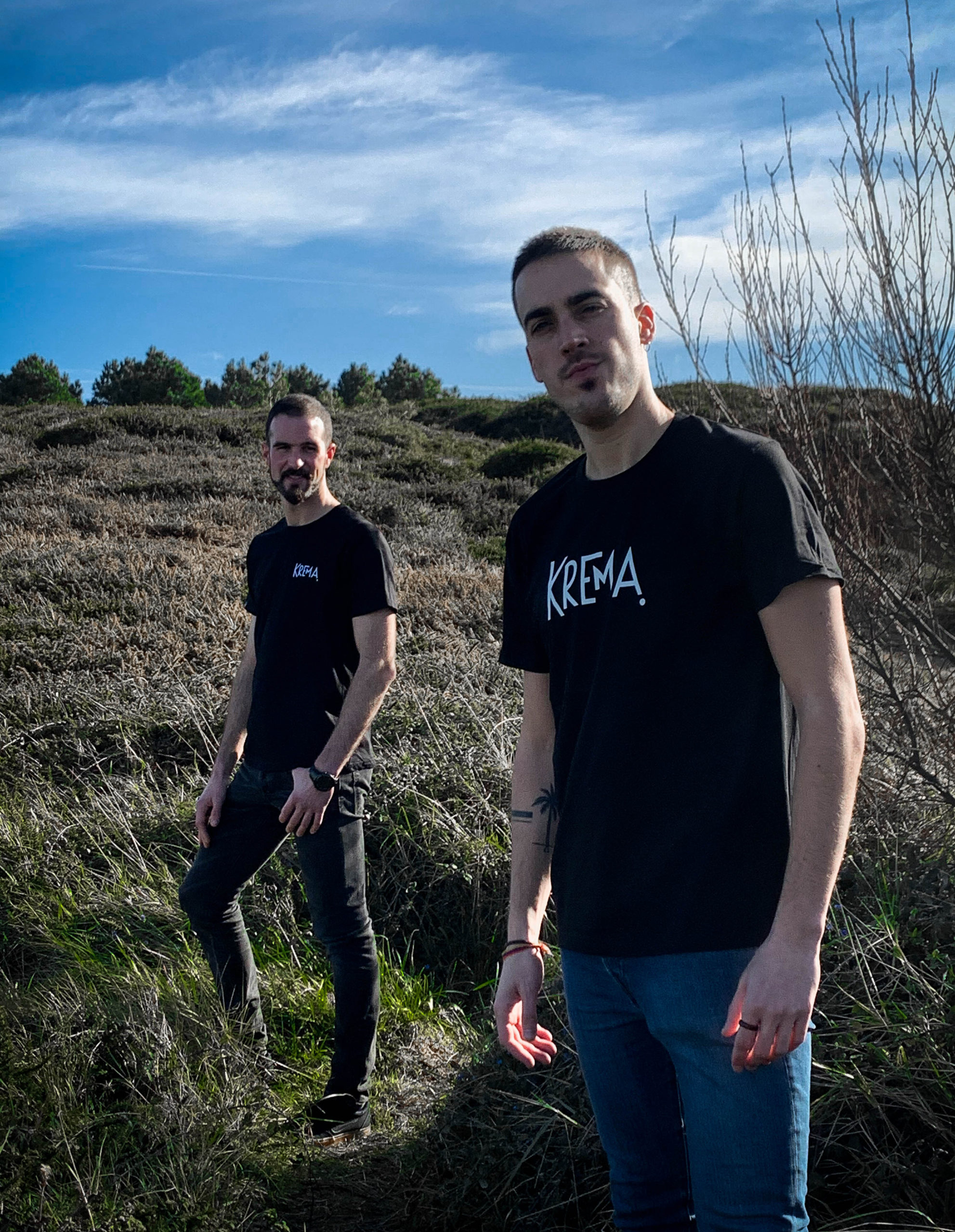 CAMISETA KREMA NEGRO SERIGRAFIADO BLANCO