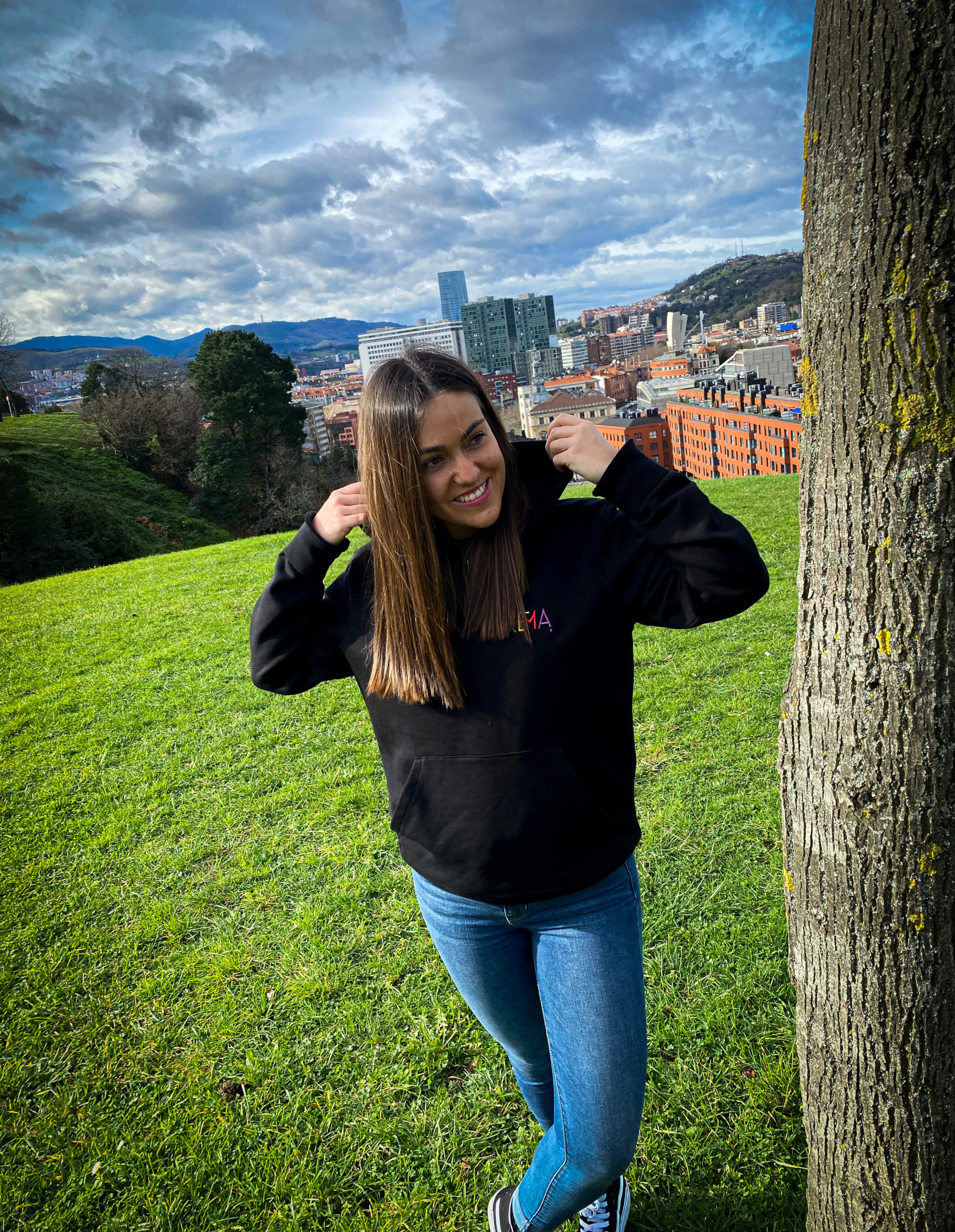 SUDADERA KREMA NEGRO BORDADO COLOR