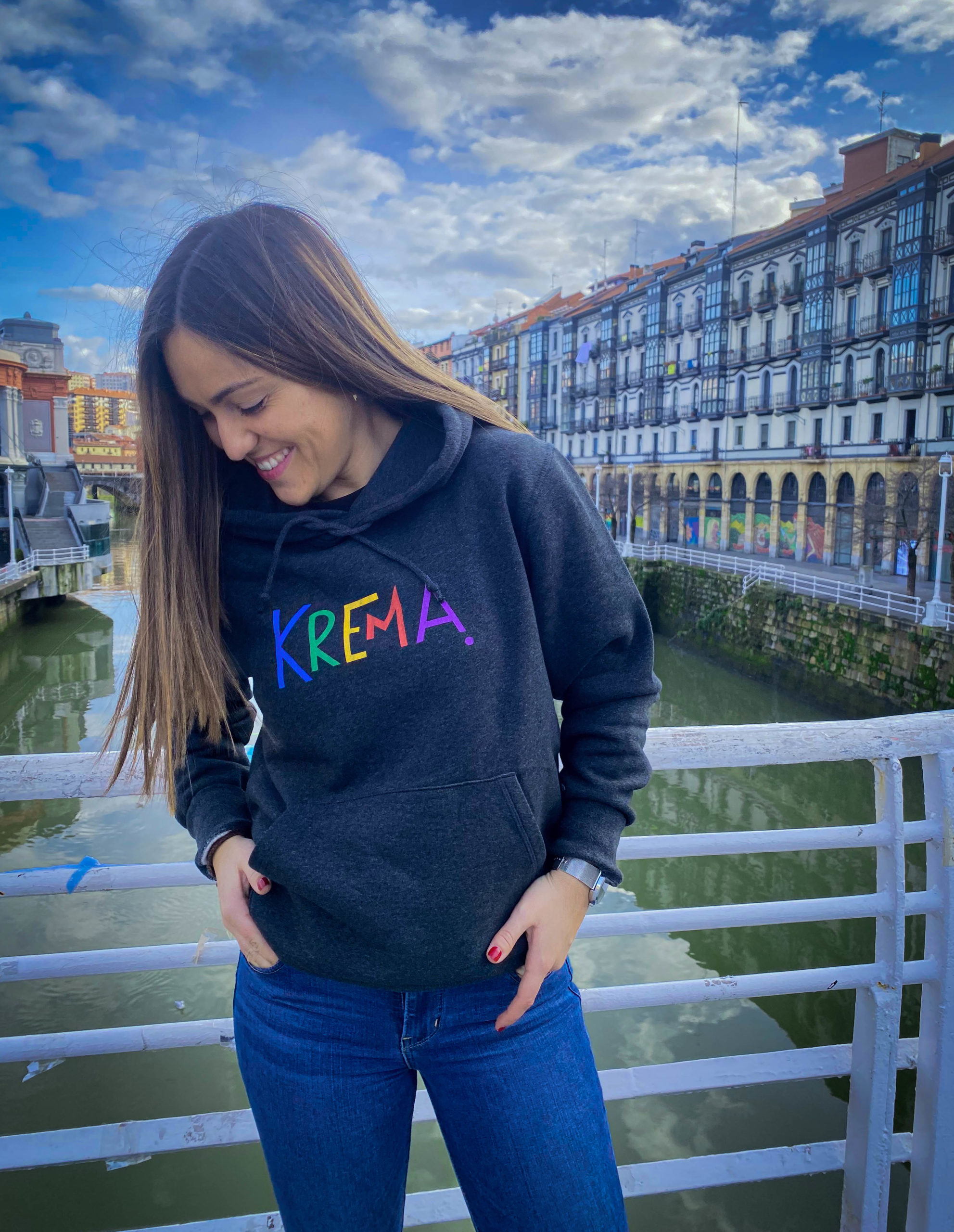 SUDADERA KREMA GRIS SERIGRAFIADO COLOR